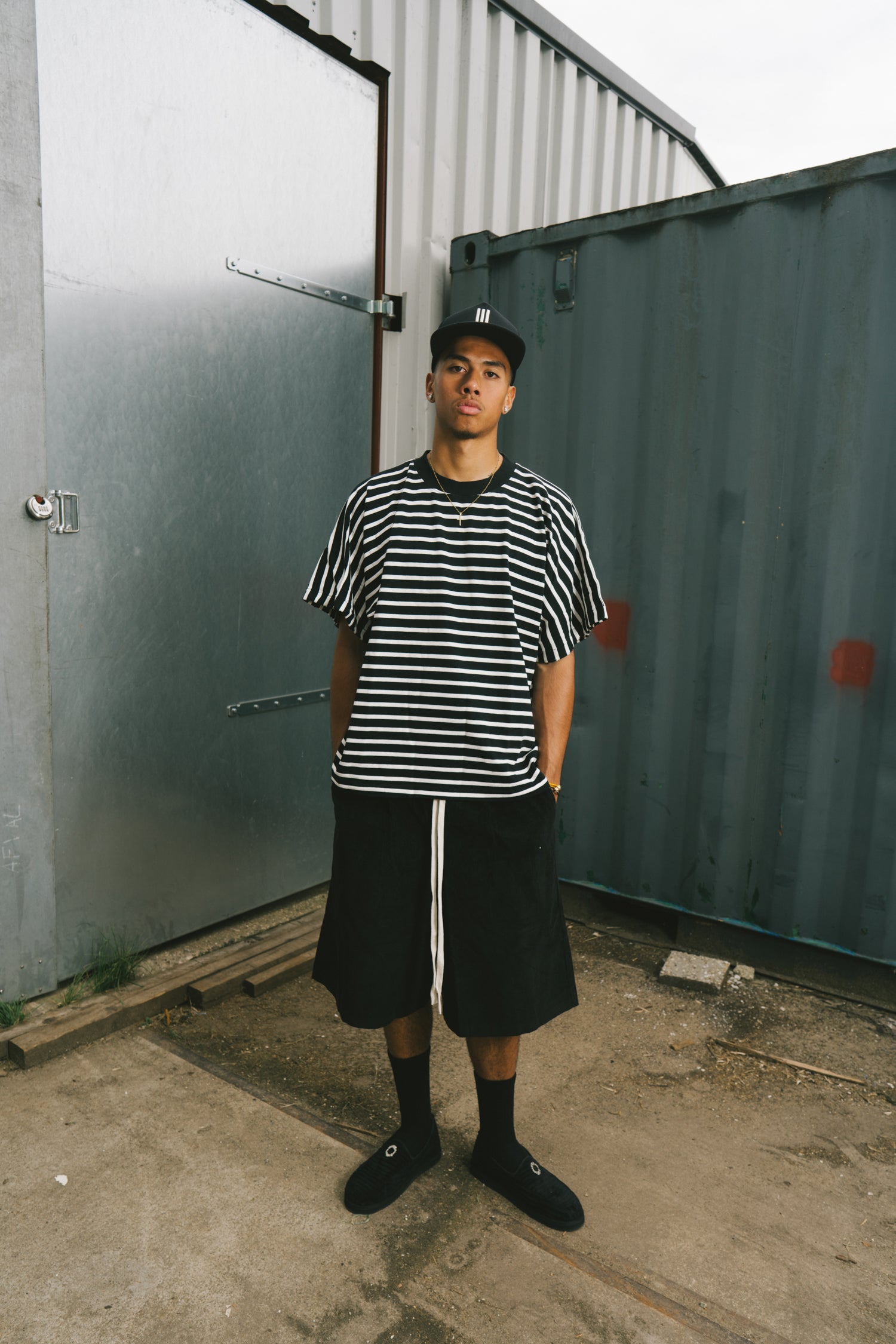 BLACK CORDUROY BAGGY SHORTS