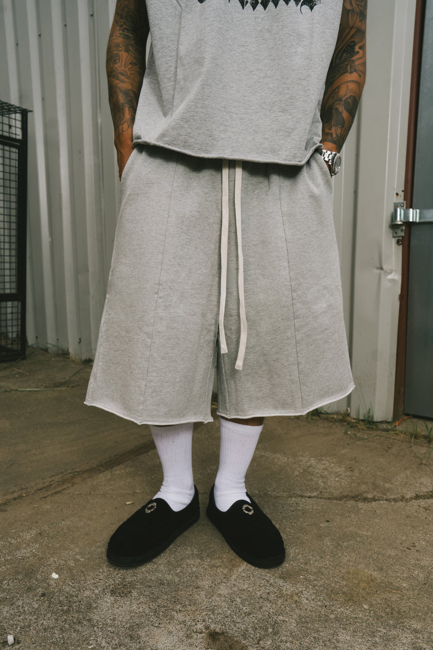 GREY BAGGY CUT OFF SHORTS