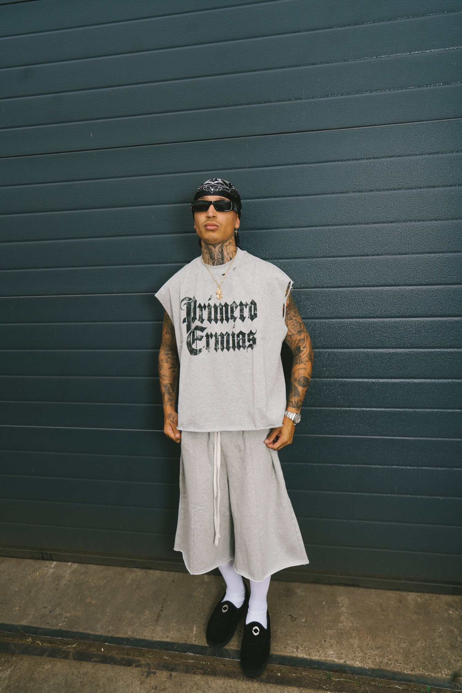 GREY BAGGY CUT OFF SHORTS
