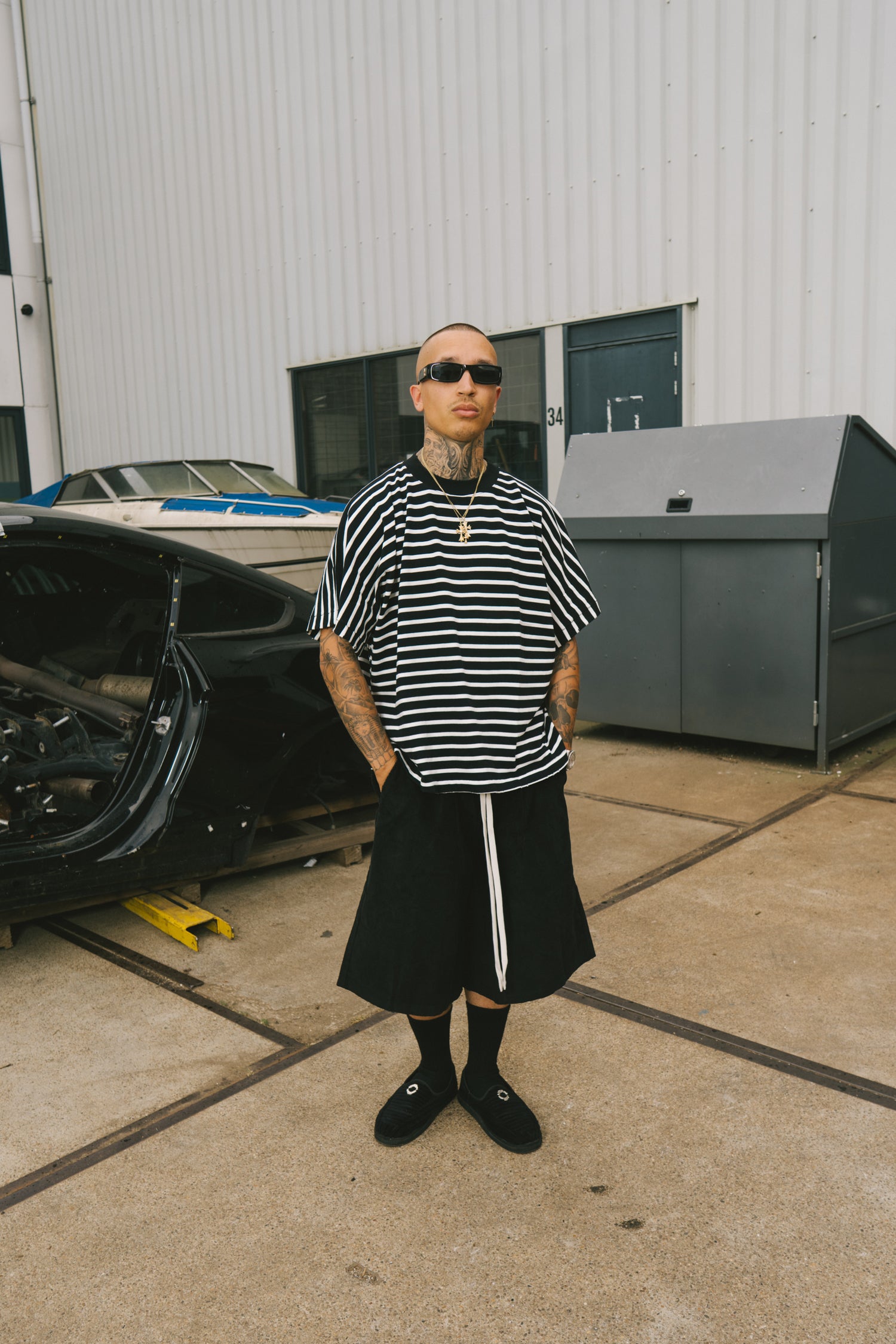BLACK CORDUROY BAGGY SHORTS
